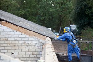 Umgang mir Asbest auf der Baustelle